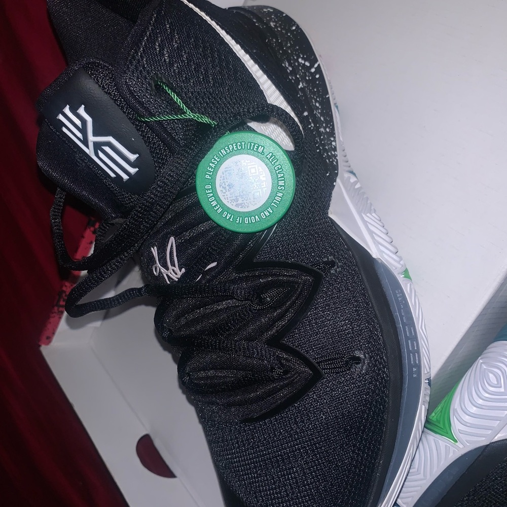 Kyrie 5 “Black magic”